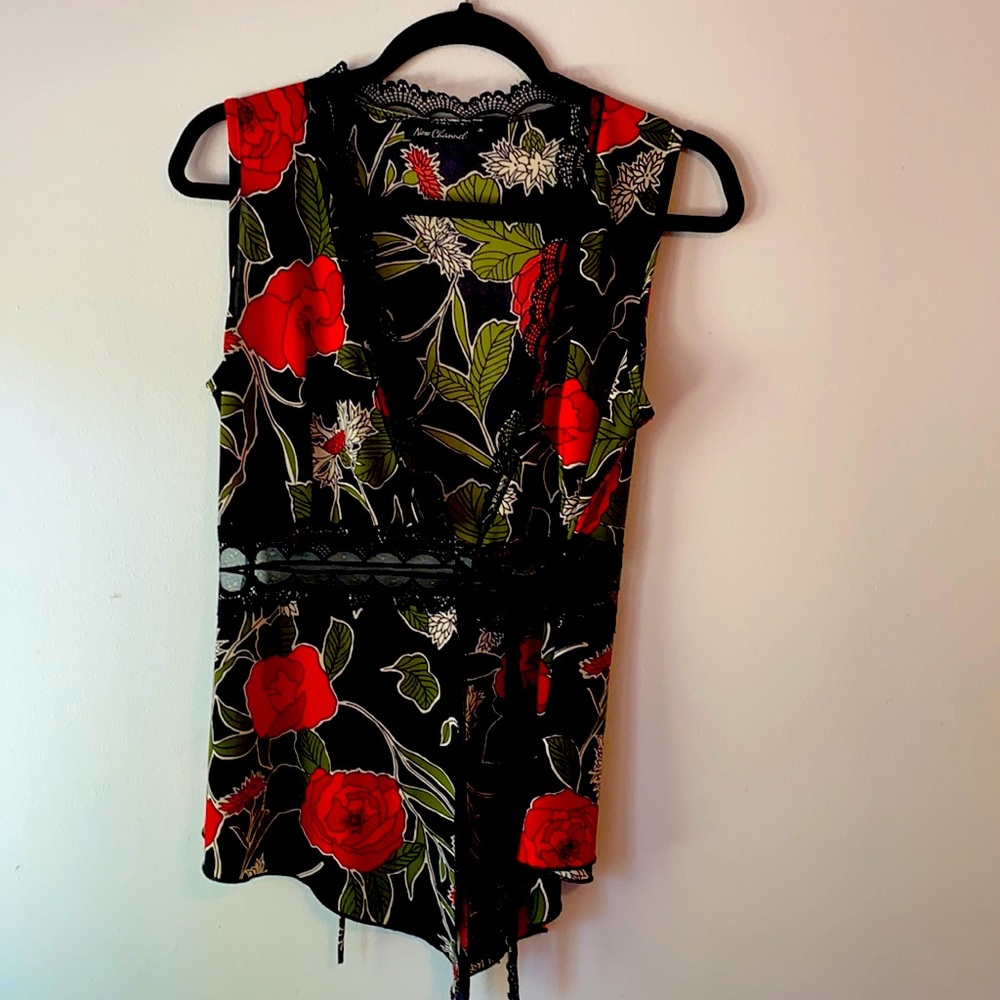 🌹🌹Rose and lace sleeveless wrap blouse